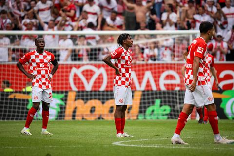 Die Enttäuschung über die Niederlage gegen den VfB Stuttgart ist den Profis des FSV Mainz 05 anzusehen. 