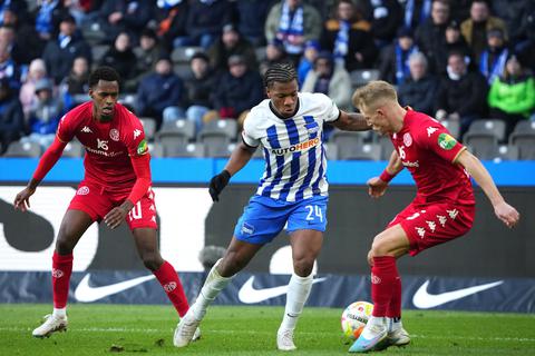 Herthas Jessic Ngankam (Mitte) dribbelt zwischen den 05ern Edimilson Fernandes und Andreas Hanche-Olsen (rechts).