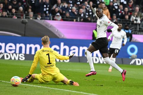 Frankfurts Randal Kolo Muani (r.) erzielt das Tor zum 2:0 gegen Hertha-Torwart Oliver Christensen.