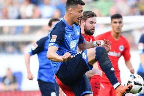Hoffenheims Sandro Wagner und Marc Stendera von der Eintracht im Zweikampf. Foto: dpa 