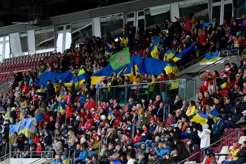 Blau und Gelb dominiert am Sonntagnachmittag im Bruchwegstadion: 2000 Zuschauer kommen zum Benefizspiel.