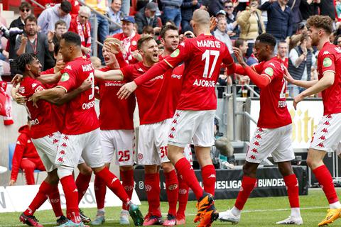 Und sie jubeln schon wieder: Die 05er feiern ihren dritten Bundesliga-Heimsieg gegen die Bayern in Folge.