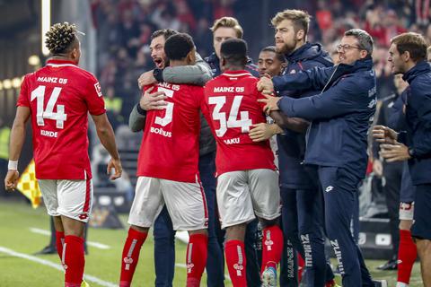 Die Spieler von Mainz 05 jubeln mit Trainer Sandro Schwarz.  Foto: Sascha Kopp 