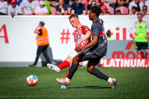 Ragt gegen den VfB Stuttgart aus einer teils wackligen Mainzer Mannschaft heraus: Defensivspieler Niklas Tauer (links) verteidigt beinahe alles weg. Foto: Lukas Görlach 