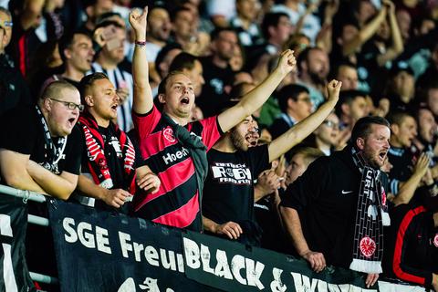 Auch gegen den FC Basel können die Eintracht-Fans ihr Team unterstützen.  Foto: Uwe Anspach/dpa