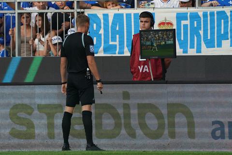Schiedsrichter Timo Gerach beim Betrachten jener Szene, in der Matej Maglica den Ball mit der Hand gespielt haben soll.	 