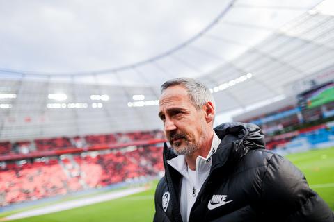 Frankfurts Trainer Adi Hütter beim Spiel der Eintracht gegen Bayer Leverkusen. Foto: dpa