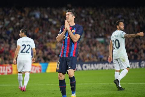 Barcelonas Robert Lewandowski hadert nach einer vergebenen Chance. © Emilio Morenatti/AP/dpa
