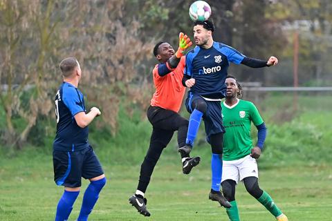 Kurz danach war Schluss: Kamerun-Torwart Guy Kouam im Duell mit dem Braunshardter Yasin Rahdar. Eine Szene, die den Schlussmann derart in Rage brachte, dass er den Ball seinem Gegenspieler an den Körper warf – Unsportlichkeit, Rot.