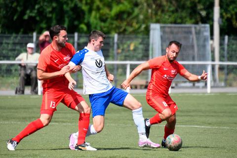 Ab durch die Mitte: Cedric Fuhlbrügge von Hassia Dieburg nimmt es gleich mit zwei Groß-Bieberauern (links Lukas Schreiber, rechts Jose Mendes) auf. Dieburg kam auch dank eines Tores von Fuhlbrügge zu einem 2:2 beim SV Groß-Bieberau. Jens Dörr