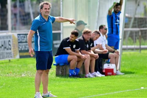 Wegweiser: Naser Selmanaj gibt für den SV Münster die Richtung vor. Der Trainer kam mit dem Fußball Gruppenligisten gegen die SG Modau zu „einem verdienten Sieg“. Foto: Peter Henrich