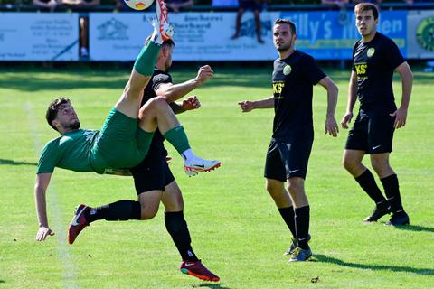 Aller Einsatz half nichts: Der FC Alsbach (links Riccardo D‘Addona) unterlag im Derby der Fußball-Gruppenliga bei der SKG Bickenach (verdeckt Emre Yildirim, Mitte Thomas Emig, rechts Adrian Garcia Martin) mit 1:3. Foto: Peter Henrich