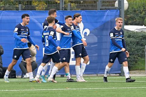 Ausgejubelt: Die U19 des SV Darmstadt 98 steigt nach der Niederlage in Karlsruhe in die Hessenliga ab.	