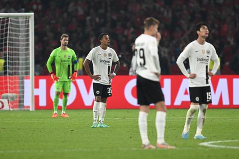 Frankfurts Torhüter Kevin Trapp (l-r), Tuta, Jesper Lindström und Daichi Kamada reagieren nach dem zweiten Gegentreffer. 