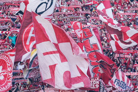 1. FC Kaiserslautern - SC Paderborn 07, 4. Spieltag, Fritz-Walter-Stadion. Kaiserslauterns Fans schwenken Fahnen.  Foto: Uwe Anspach/dpa