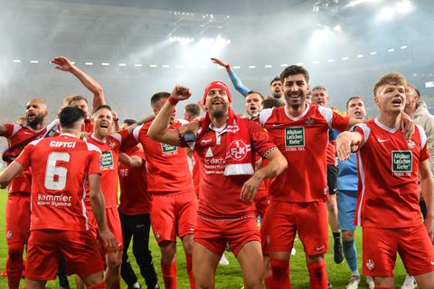 Die Spieler des 1. FC Kaiserslautern feierten nach Abpfiff ausgelassen. Foto: dpa/Bert Harzer 