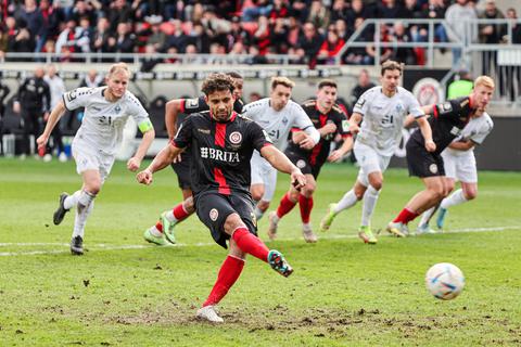 Deckel drauf: SVWW-Spieler Kianz Froese erzielt per Elfmeter das 3:0 gegen Waldhof Mannheim.