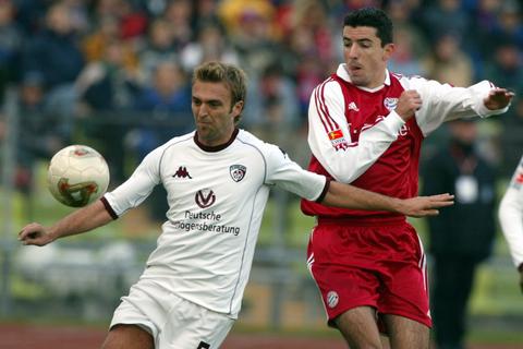 Thomas Hengen (l.) spielte jahrelang als Profi für den FCK. Hier eine Szene aus dem Jahr 2003, in der er mit Bayern-Stürmer Roy Makaay um den Ball kämpft. Foto: dpa/Matthias Schrader