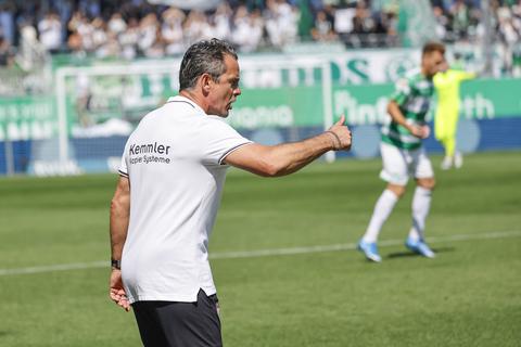 FCK-Trainer Dirk Schuster beim Auswärtsspiel bei Greuther Fürth. Foto: dpa