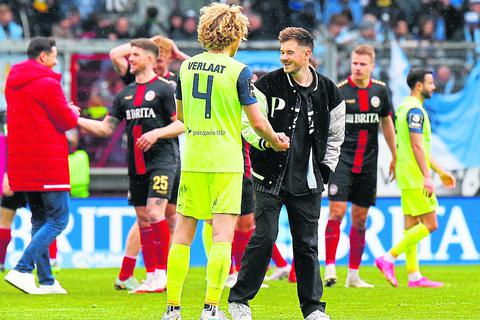 Nur in Zivil: Thijmen Goppel, der sich hier nach dem Spiel gegen 1860 München mit seinem niederländischen Landsmann Jesper Verlaat abklatscht, wird in dieser Saison wohl nicht mehr zum Einsatz kommen. 