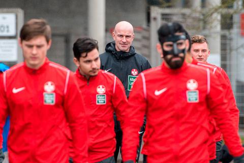 Mit vielen Gesprächen wirkt Trainer Marco Antwerpen auf seine Spieler ein. Foto: dpa 