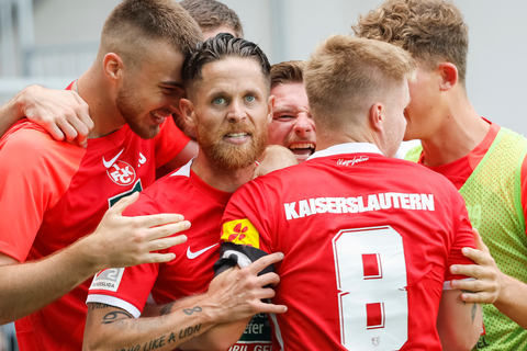 Die Kaiserslauterner bejubeln Torschützen Mike Wunderlich (Mitte) nach seinem Treffer zum 2:1.  Foto: Daniel Löb/dpa