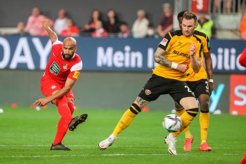 FCK-Stürmer Terrence Boyd (links, hier im Relegationshinspiel gegen Dresden) misst sich im Pokal mit Bundesligist SC Freiburg.  Foto: René Vignéron 