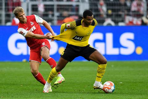 Sebastian Anderson (li., hier im Zweikampf mit Dortmunds Manuel Akanji) hat beim 1. FC Köln keine Zukunft mehr.  Archivfoto: dpa