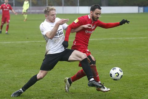 Matchwinner in Eddersheim, jetzt gegen Baunatal gefordert: Mert Pekesen (r.) vom FC Gießen.
