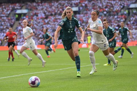 Fußball auf hohem spielerischen Niveau sahen die EM-Zuschauer nicht nur im Finale zwischen Deutschland (vorne Jule Brand) und England (rechts Rachel Daly). Foto: dpa