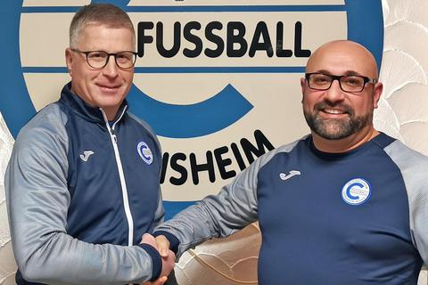 Neuer Trainer von Concordia Gernsheim: Elmi Berisha (rechts) wird vom Sportlichen Leiter Günter Veith begrüßt. Foto: Verein