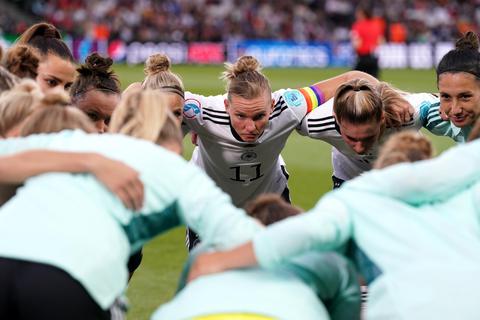 Teamgeist zeichnet die deutschen Fußballerinnen um Kapitänin Alexandra Popp (Mitte) aus.