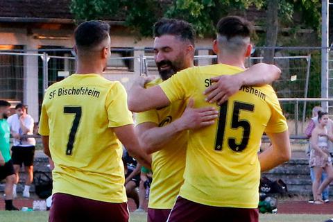 Torjubel und Aufstiegsfreuden: Abdullah Keskin (links), Yücel Özyigit (Mitte) und Marcel Karau steuern zum 6:0-Sieg gegen Eintracht Rüsselsheim an diesem Abend allein fünf Tore bei. André Dziemballa
