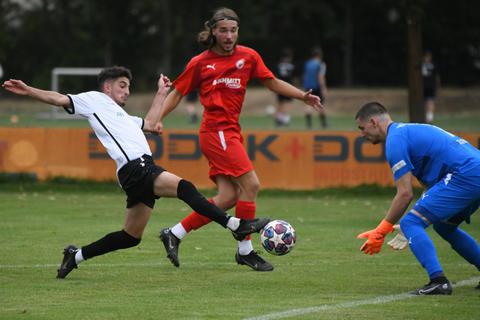 Das 1:0: Der Griesheimer Emin Aykir spitzelt dem Walldorfer Torwart Marcel Czirbus den Ball durch die Beine und grätscht ihn danach vor Maximilian Huß (hinten) ins Tor. Foto: Jens Dörr