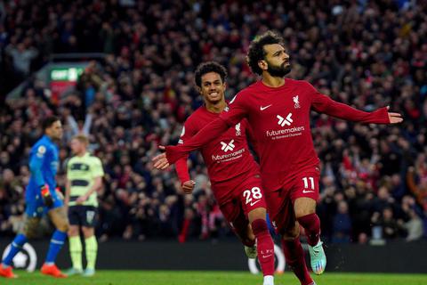 Mohamed Salah (r) bejubelt seinen Siegtreffer. © Peter Byrne/PA Wire/dpa
