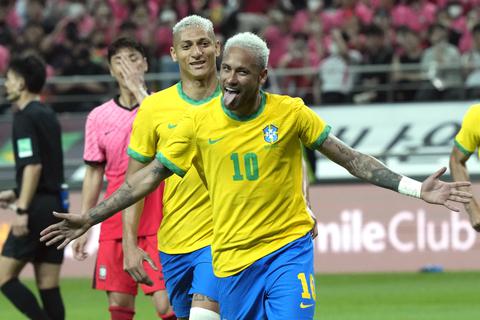 Neymar von Brasilien jubelt über seinen Treffer nach einem Strafstoß.