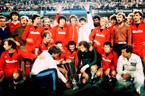 Unvergessen: Die Mannschaft von Eintracht Frankfurt schlägt am 21. Mai 1980 im heimischen Waldstadion Borussia Mönchengladbach mit 1:0 und feiert den Gewinn des UEFA-Cups.  Archivfoto: dpa 