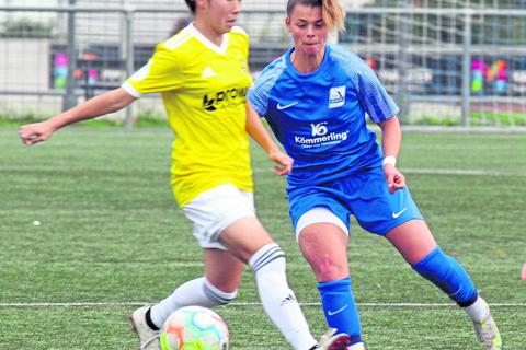 Frauenfußball:Regionalliga: TSV Schott - 1. FC Saarbrücken.Samantha Herrmann re TSV Foto:HBZ/Jörg Henkel No Model Release