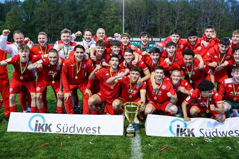 Double-Gewinner: Die U19 von Mainz 05 feiert nach der Meisterschaft auch den Sieg im Verbandspokal.