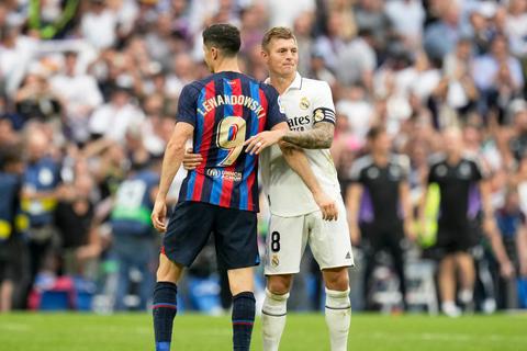 Barcelonas Robert Lewandowski (l) und Reals Toni Kroos (r) umarmen sich nach Abpfiff. © Manu Fernandez/AP/dpa