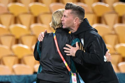 Bundestrainerin der deutschen Frauen-Fußballnationalmannschaft, und Colin Bell, Trainer der südkoreanischen Frauen-Fußballnationalmannschaft, umarmen sich vor dem Spiel. 