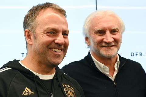 Bundestrainer Hansi Flick (l) und DFB-Sportdirektor Rudi Völler bei der Pressekonferenz in Frankfurt/Main.