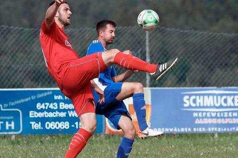 Patrick Löffler (links) und der FC Finkenbachtal wollen   TSV Neustadt noch den Titel abluchsen. Herbert Krämer