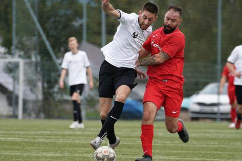 Kim Naas (links) vom TSV Günterfürst feiert im Heimspiel gegen Türk Beerfelden (rechts Karim Abbas) einen 9:2-Erfolg, zu dem er den Treffer zum 2:0 beiträgt. Foto: Herbert Krämer