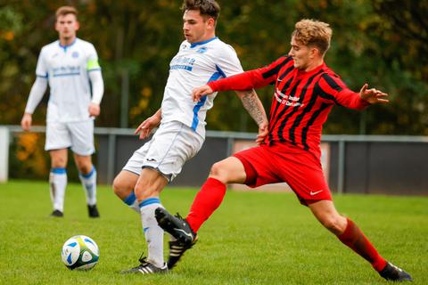 Einen Schritt zu spät kommt hier Max Geiss vom TSV Lengfeld gegen Romeo Bachmann von der SG Sandbach. Über 90 Minuten behielten die Otzberger Hausherren jedoch klar die Oberhand in der Partie und gewannen deutlich. Foto: Guido Schiek