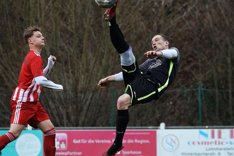 Akrobatisch: Lukas Reinhard und der FC Finkenbachtal bleiben dem TSV Neustadt auf den Fersen. Archivfoto: Herbert Krämer