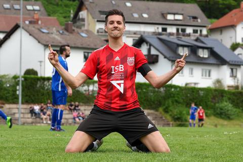 Christoph Eisenhauer bejubelt das 1:0 für den TSV Höchst.