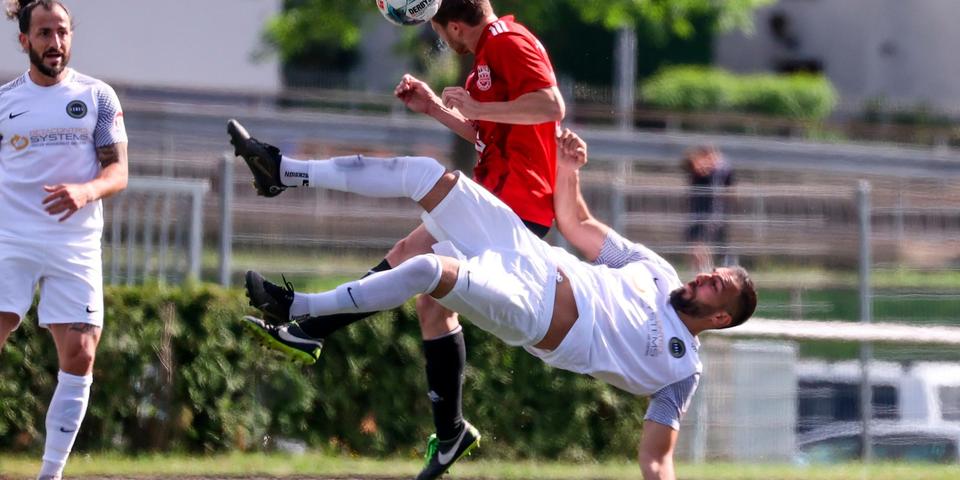 Im Kreispokalfinale zwischen dem SV Hummetroth (links Christopher Felter, rechts Osman Aktürk) und dem TSV Höchst (mit Kevin Seiler) ging es auf dem Platz heiß her. Wer jubelt am Donnerstag im Odenwälder Kreispokalfinale in Mümling-Grumbach?