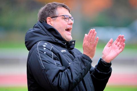 Applaus - auch am Sonntag? Marco Ebert, Co-Trainer des FSV Hessen Wetzlar.