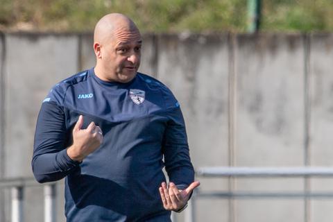 Said Rahmani kann zufrieden sein: Der Trainer holt mit den B-Juniorinnen des FSV Hessen Wetzlar den Regionalpokal.